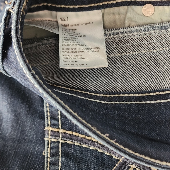 WallFlower Women’s Capris – Measured 32x23 – Dark Wash, Flap Pockets - Picture 6 of 6